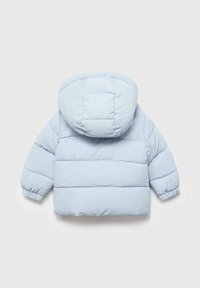 Jachetă pentru copii mici, umplută, de culoare albastru deschis, cu glugă și mansete elastice, prezentată din spate pe un fundal alb simplu.