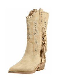 Beige mokkanahkainen cowboy-saapas, jossa niititetyllä kukka-arkilla kirjailu, sivulla hapsut, lovitettu yläreuna ja pinottu puukanta.