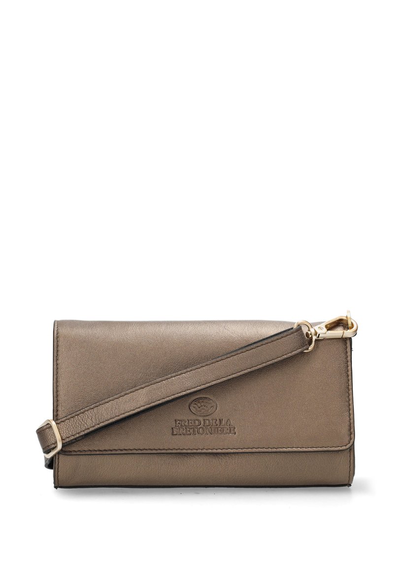 Metaliczna brązowa kopertówka o gładkiej skórzanej fakturze, z designem typu fold-over, odpinanym paskiem i wytłoczonym logo.