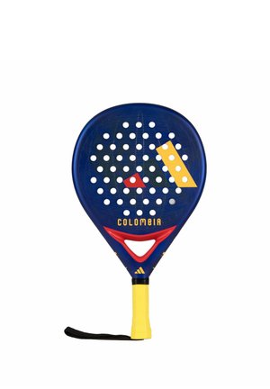 Blauw, rood en geel Colombia-gebrandmerkt paddle-tennisracket met geperforeerd blad en zwarte polsband.