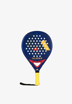 Blauw, rood en geel Colombia-gebrandmerkt paddle-tennisracket met geperforeerd blad en zwarte polsband.