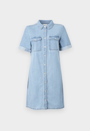 Ανοιχτό μπλε τζιν φόρεμα με κοντά μανίκια, κουμπιά στο μπροστινό μέρος, δύο τσέπες στο στήθος και γυρισμένα μανίκια. Λείος υφασμάτινος σχεδιασμός με ίσια γραμμή.