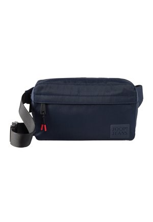 Bolso bandolera rectangular azul marino con bolsillo delantero con cremallera, correa negra ajustable y parche con el logo "JOOP! JEANS" en la parte inferior derecha.