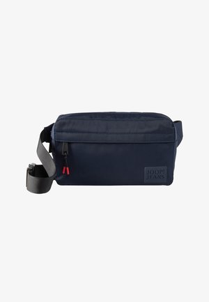 Borsa a tracolla rettangolare blu navy con tasca frontale con cerniera, tracolla nera regolabile e patch con logo "JOOP! JEANS" in basso a destra.