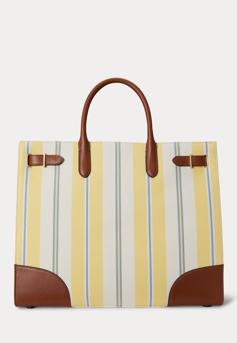 Τσάντα tote με κάθετες κίτρινες, λευκές και γαλάζιες ρίγες, καφέ δερμάτινα χερούλια, διακοσμητικά στις γωνίες και λεπτομέρειες με χρυσές αγκράφες σε λευκό φόντο.