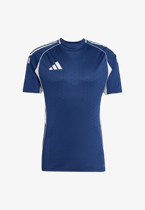 Blauw sportshirt gemaakt van vochtafvoerende stof. Heeft witte accenten, korte mouwen, een ronde hals en een gestructureerd patroon op het lichaam.