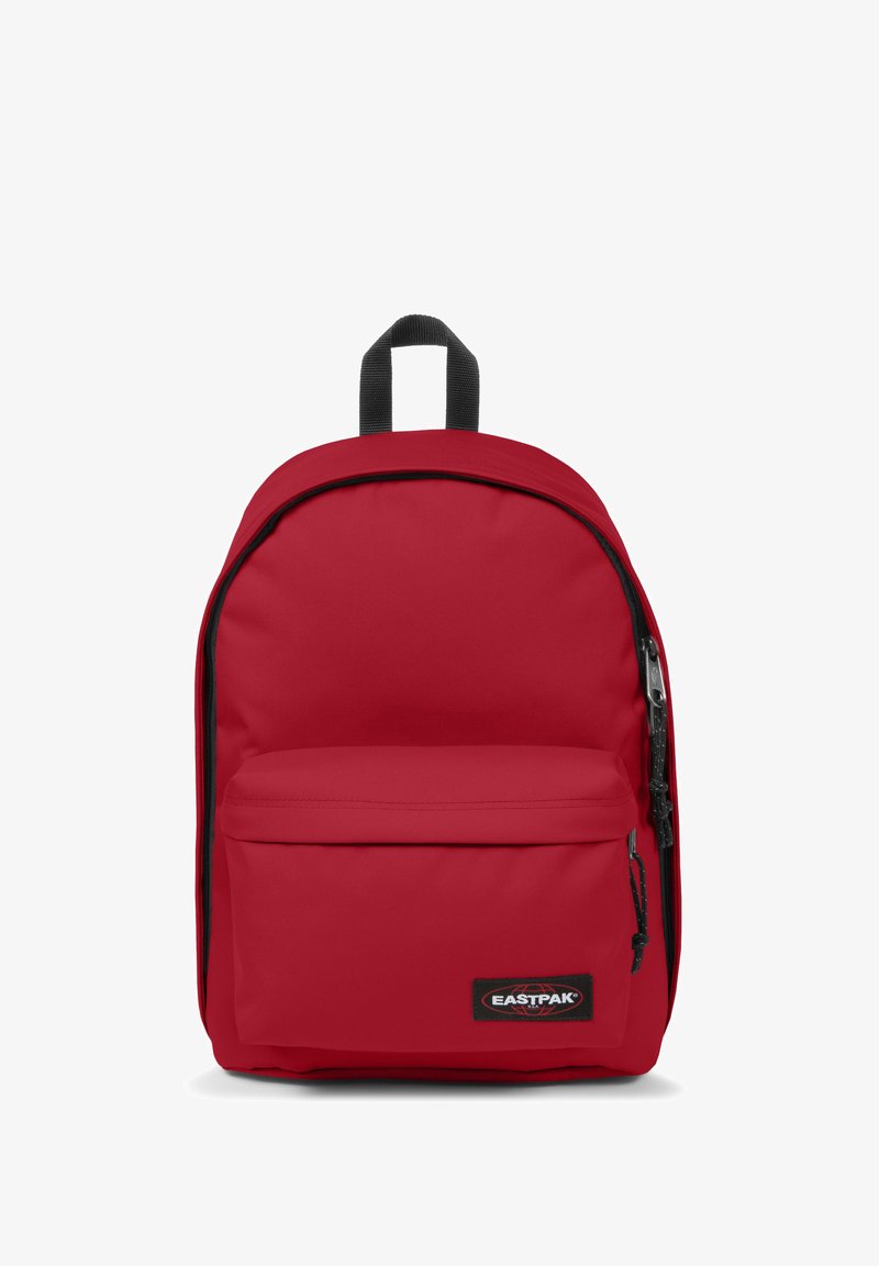 Roter Eastpak-Rucksack mit glatter Textur, ausgestattet mit einer vorderen Reißverschlusstasche und schwarzen Akzenten. Verfügt über verstellbare Träger und einen Handgriff an der Oberseite.