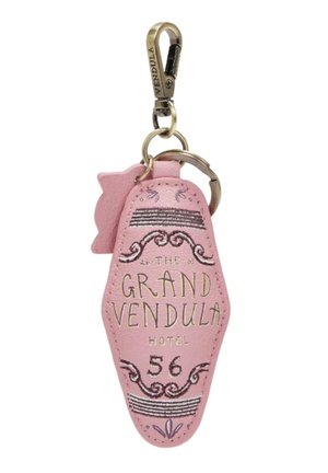Roze leren sleutelhanger in de vorm van een vintage hotellabel met daarop "The Grand Vendula Hotel 56", bevestigd aan een metalen ring en sluiting.