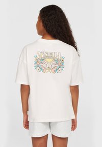Bílá oversized tričko s barevným květinovým motivem a textem "O'Neill Surf Supply Co." na zadní straně. Krátké rukávy a kulatý výstřih.