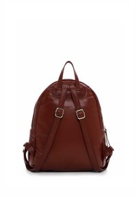 Sac à dos en cuir marron foncé avec bretelles ajustables, poignée supérieure et fermeture à glissière, vu de dos sur un fond blanc.