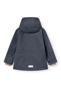 Otroški dežni plašč mornarsko modre barve z odstranljivo kapuco in bež notranjimi manšetami, prikazan od zadaj na belem ozadju.