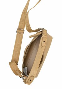 Borsa a tracolla beige con texture a ciottoli, chiusura con zip, cinturino in tela regolabile e dettagli con logo. Interno con scomparto non foderato.
