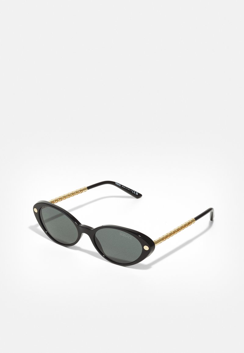 Mustad musta plastmassist päikeseprillid ovaalsete läätsedega, kuldsete aksentidega tempel, millel on tekstuuriline disain, ja üleüldiselt stiilne must viimistlus.