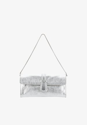 Silberne Metallic-Clutch mit Klappverschluss und kurzem Kettenriemen, rechteckige Form, glatte Texturoberfläche.