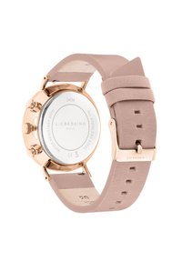 Roze leren strap horloge met een ronde kast van rose-goudkleurig roestvrij staal, drie subdials en een witte wijzerplaat met de tekst "Liebeskind Berlin."