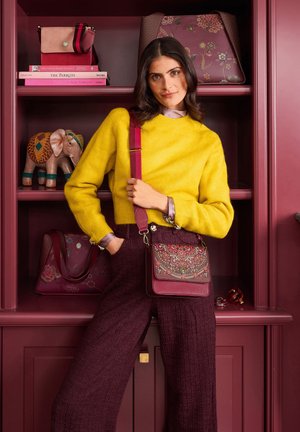 Pip Studio, FENNA CROSS BODY BAG SMALL IL RICAMO DARK - Schoudertas - dark red