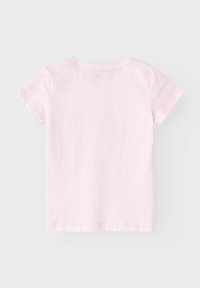 Camiseta de algodón rosa claro con mangas cortas, cuello redondo y diseño sencillo. Textura suave y dobladillo recto.