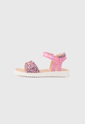 Rosa børnesandal med hvid sål, leopardmønstret frontrem og justerbar ankelrem på neutral baggrund.