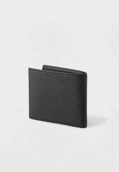 Μαύρο δίπτυχο πορτοφόλι κατασκευασμένο από υλικό συνθετικού υφής, με κομψό σχέδιο, απαλές άκρες και αντίθετη ραφή.