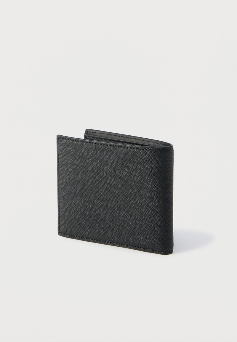 Cartera negra tipo bi-fold fabricada con material sintético texturizado, que presenta un diseño elegante, bordes suaves y costuras en contraste.