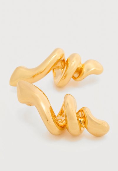 Λείοι χρυσοί κρίκοι με στριφτή υφή και ακανόνιστο κυματιστό σχέδιο, παρουσιασμένοι σε απλό λευκό φόντο.