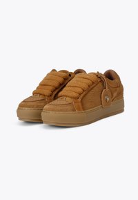 Brązowe zamszowe sneakersy z teksturowanym materiałem, grubymi sznurówkami i wyściełanym kołnierzem. Charakteryzują się wytłoczonymi akcentami logo i gumową podeszwą.