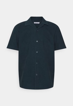 Camicia a maniche corte di colore blu navy scuro, realizzata in un tessuto testurizzato. Presenta un colletto a punta, chiusure a bottone e una vestibilità rilassata.