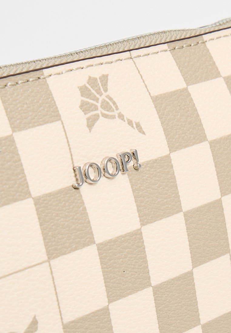 Schachbrettmuster in Beigetönen mit floralem Emblem und metallischem "JOOP!"-Logo auf strukturiertem Material.