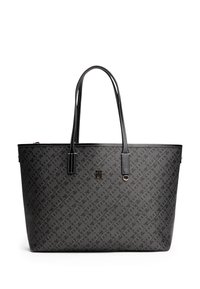 Borsa a tote nera realizzata in materiale testurizzato, con un motivo geometrico, manici doppi e un logo metallico decorativo sulla parte anteriore.