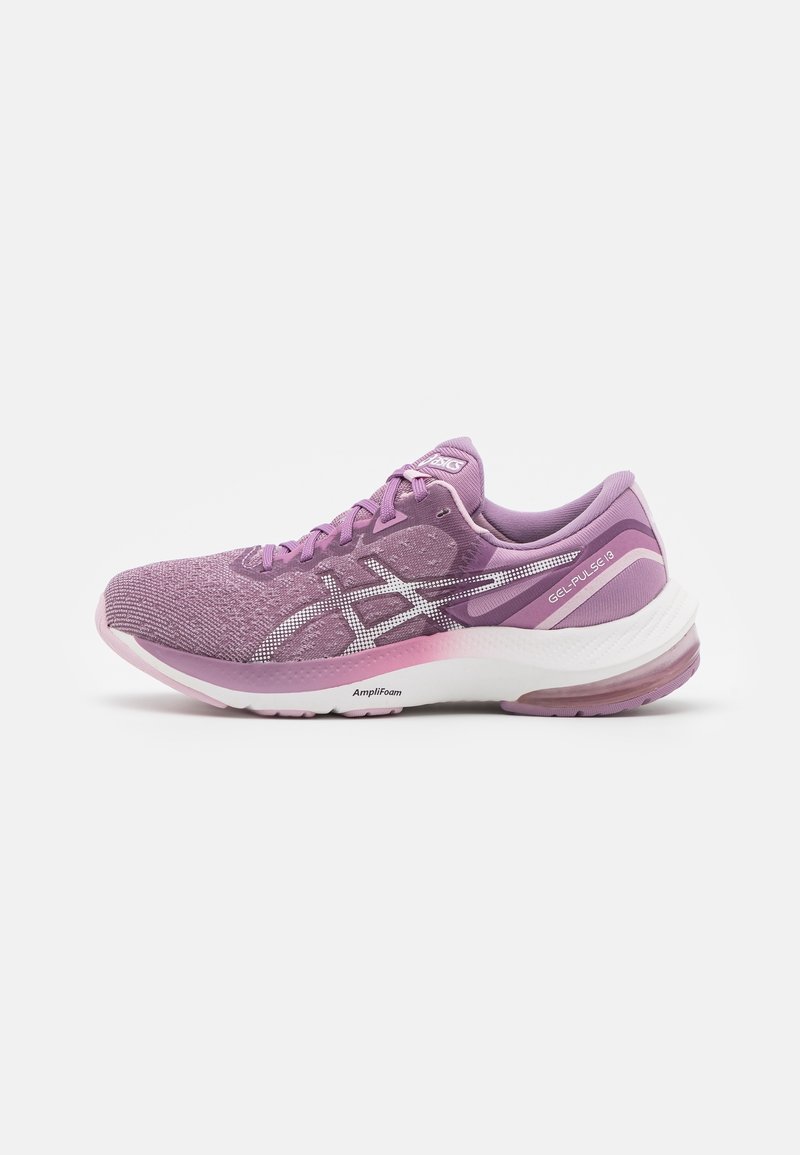 Chaussure de running ASICS GEL-PULSE 13 violette avec des touches blanches et roses, semelle AmpliFoam amortissante et tige tricotée.