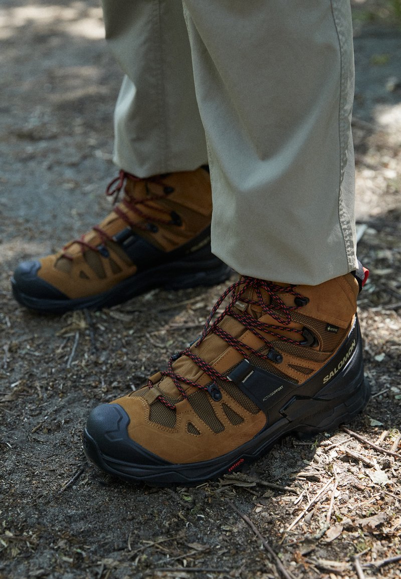 Salomon QUEST 4 GTX - Trekingové boty - rubber/black/fiery red/černá ...