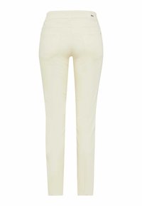 Crème-kleurige slim-fit broeken met een gladde textuur, voorzien van achterzakken en een klein merklabel op de tailleband.