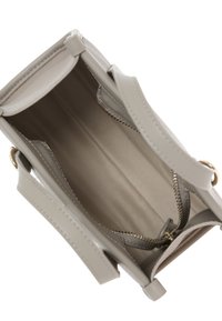 Borsa a mano in pelle grigia con esterno texturizzato, apertura superiore e hardware dorato discreto. L'interno presenta una tasca con zip e una fodera liscia.