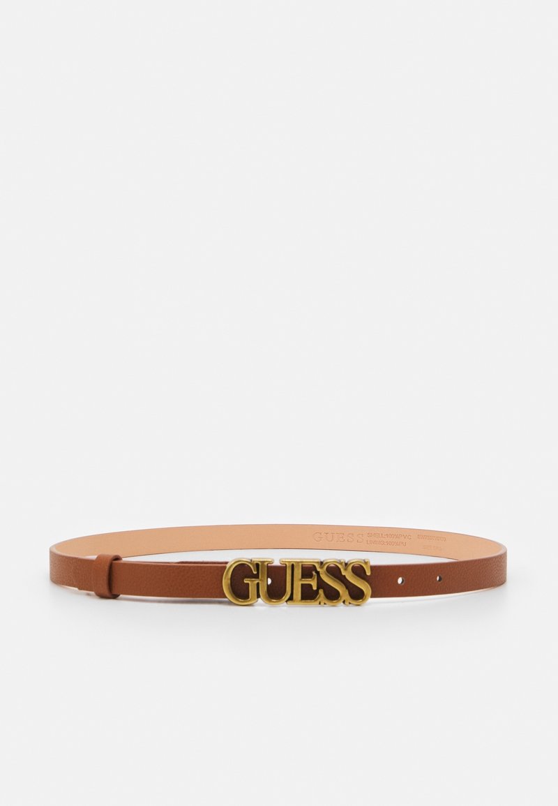Ceinture en cuir marron avec boucle en métal doré épelant le mot GUESS en grandes lettres majuscules, affichée sur un fond blanc.