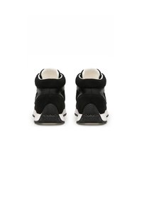 Sneaker alte in suede e pelle nera con suola bianca, dotate di colletto imbottito e motivo di battistrada testurizzato sulla parte inferiore.