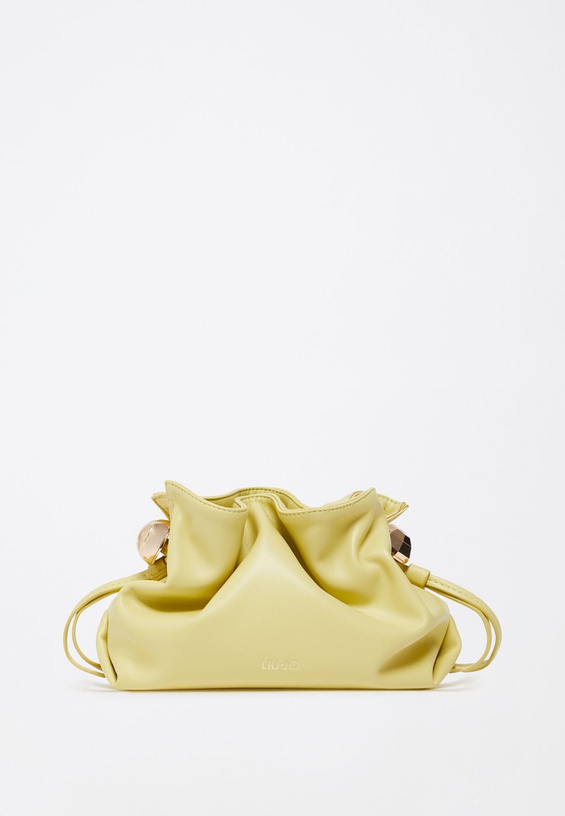 Petite pochette en cuir jaune doux avec un haut froncé et des fermoirs décoratifs dorés, dotée d'une fine sangle pour poignet.