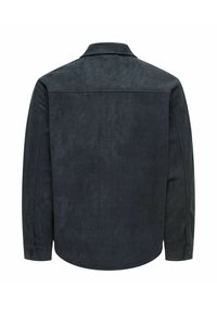 Giacca in pelle scamosciata blu scuro con scollo con collo, maniche lunghe e polsini con bottoni. Texture liscia e design minimalista, con un giogo posteriore.