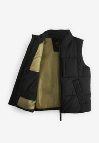 Gilet invernale nero imbottito con colletto staccabile, chiusura zip e due ampie tasche frontali. L'interno presenta una fodera di un verde oliva a contrasto.