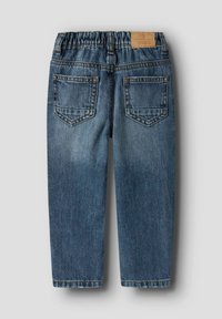 Traperice srednje plave boje s elastičnim pojasom, dizajnom s pet džepova i suptilnom izbledelošću. Lažni kožni znak na leđima.