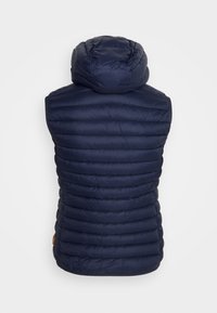 Chaleco de plumas marino con capucha, que presenta un diseño acolchado, textura suave y corte sin mangas. Incluye un detalle de costura expuesta.