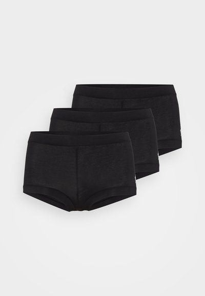Tre par sorte bomuldsboxershorts med en glat tekstur og elastiske taljer. Hver par har et simpelt design, uden mønstre.