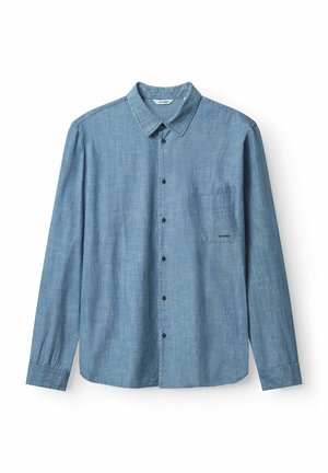 Chemise bleue à manches longues avec boutons, col et poche poitrine, présentée à plat sur fond blanc.