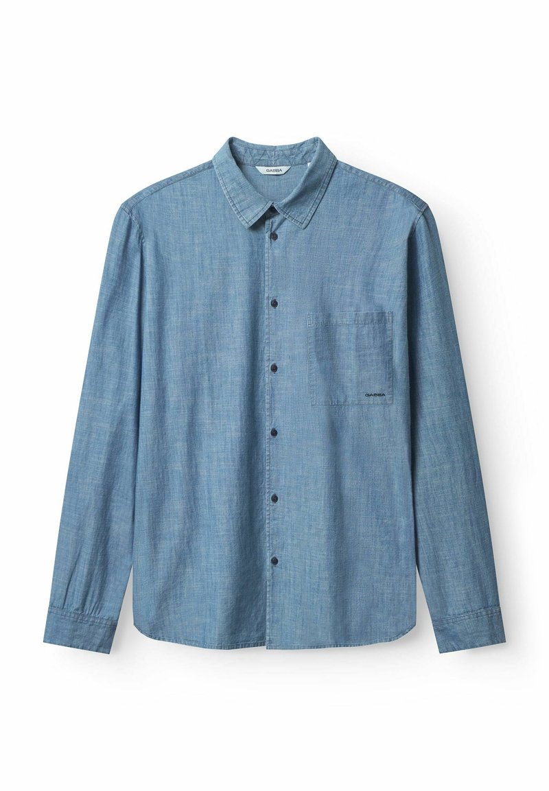 Chemise bleue à manches longues avec boutons, col et poche poitrine, présentée à plat sur fond blanc.