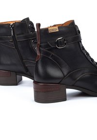 Pikolinos MALAGA - Botines con cordones - black