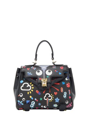 Sac à main noir avec des illustrations colorées de style cartoon comprenant des yeux, des nuages, des cœurs, des pilules, des étoiles et une fermeture dorée sur le rabat avant.