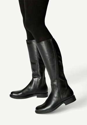 Bottes en cuir noires jusqu'aux genoux avec une finition lisse, bout arrondi, petit talon et fermeture éclair sur le côté. Design simple sans motifs visibles.