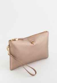 Metalisk beige clutchtaske med en struktureret overflade, guldfarvede detaljer, lynlåslukning og en aftagelig håndledsrem.