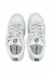 Sneaker bianche in pelle texture e dettagli in mesh, dotate di lacci rotondi, suola piatta e dettagli con logo sulla linguetta.