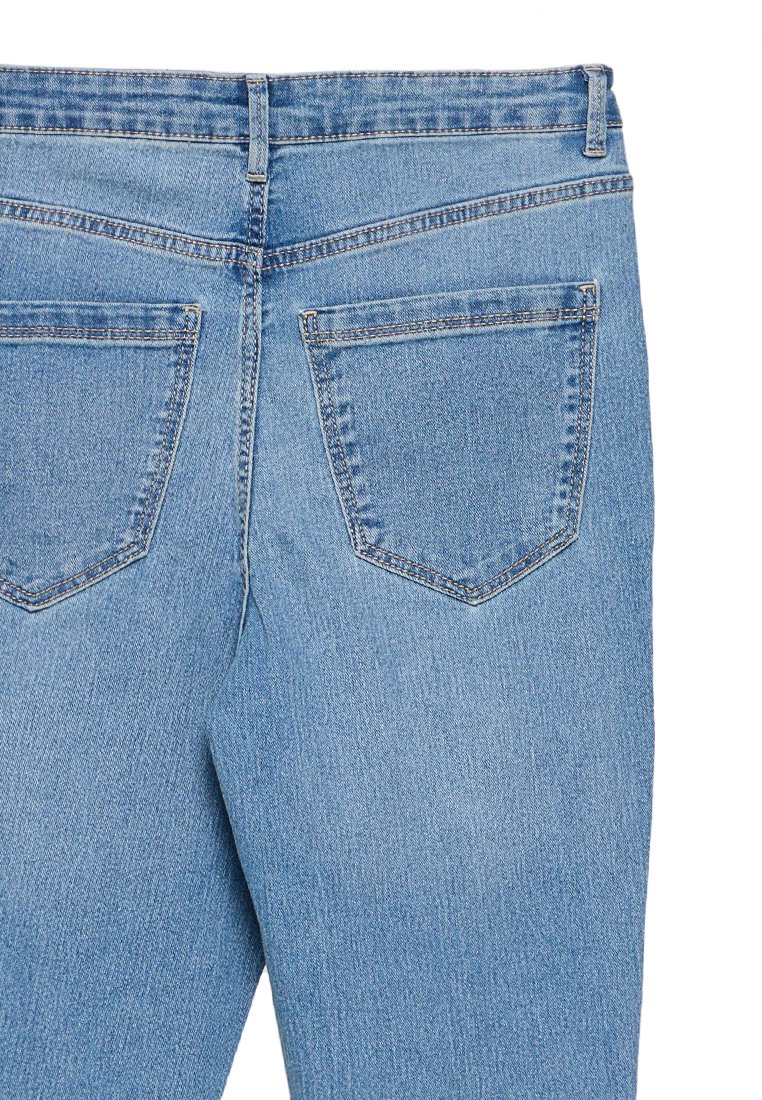 Jeans de mezclilla azul claro con un diseño clásico de cinco bolsillos. Cuenta con cierre de cremallera y corte recto. Costuras distintivas en los bolsillos traseros.