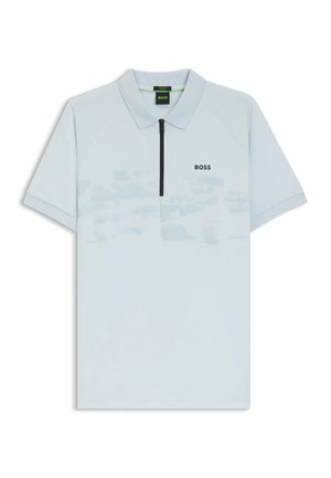 Polo de manga corta color azul claro con cremallera negra, patrón sutil de nubes y logo "BOSS" en el pecho izquierdo.